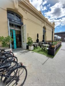 un grupo de bicicletas estacionadas fuera de un edificio en UP Hostel Valencia, en Valencia