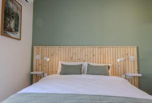 una camera da letto con un letto grande con due lampade di Penthouse With Sunny Terrace a Msida