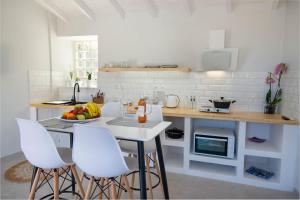 Кухня или мини-кухня в Paxos Couple House by Konnect
 +7 фотографий