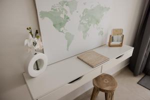 una scrivania bianca con una mappa del mondo sul muro di Penthouse With Sunny Terrace a Msida Altre 14 foto