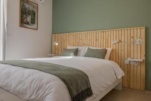 um quarto com uma cama grande e uma cabeceira em madeira em Penthouse With Sunny Terrace em Msida