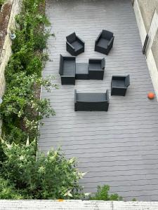 un groupe de chaises assises sur le côté d'une maison dans l'établissement Beauvais Maison bourgeoise centre-ville., à Beauvais