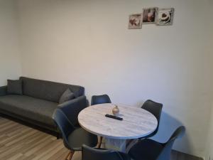 - un salon avec une table, des chaises et un canapé dans l'établissement THEOX No 3 in Duisburg, à Duisbourg
