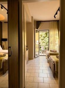 um quarto de hotel com duas camas e uma varanda em Ten Number Suites em Limenas