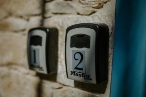 dois interruptores a preto e branco numa parede de tijolos em Smaragda's Guest Rooms em Limassol