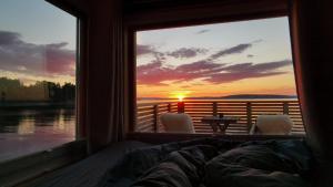 a room with a window with a view of a sunset at Idylliske Evjua ved Mjøsa in Skreia