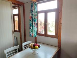 un bol de fruta en una mesa con una ventana en Camping El Picachuelo en El Berrueco