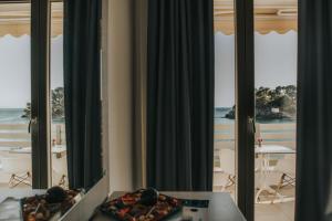 パルガにあるBianco Resortの窓から海の景色を望めます。