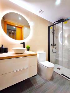 a bathroom with a sink and a toilet and a shower at Moderno apartamento tipo loft en Terrassa centro in Terrassa