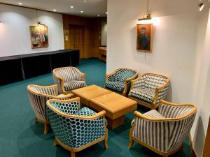 Uma área de estar em Hôtel De France