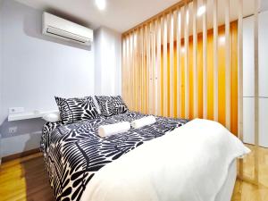 a bedroom with a bed with black and white sheets at Moderno apartamento tipo loft en Terrassa centro in Terrassa
