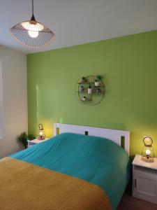 Schlafzimmer mit einem Bett und einem Wandspiegel in der Unterkunft La Rose Paisible in Brusson