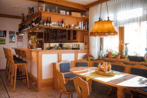 una sala da pranzo con tavolo e bar di Gasthof Blankenberg 