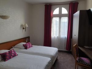 Cama ou camas em um quarto em Hôtel De France