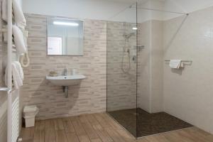 Koupelna v ubytování Hotel Astoria + 37 fotografií