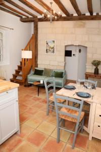 Χώρος καθιστικού στο Maison Emily in Senlis by La Boîte En Plus