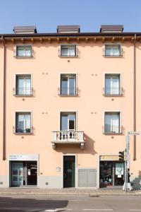 ベルガモにあるCity Residence Corridoniの窓とバルコニー付きの大きなオレンジ色の建物