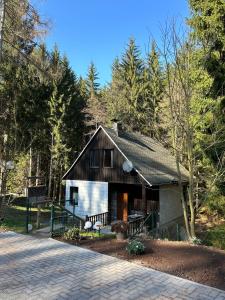 ein kleines Haus mitten im Wald in der Unterkunft Ferienhaus Erinnerung in Friedrichroda