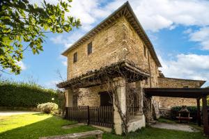 an old brick building with a gate in a yard at Lavanda ad Antico Casale '700 in Umbertide