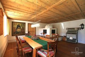 eine Küche und ein Esszimmer mit einem Tisch und Stühlen in der Unterkunft Ferienhaus in Riederau mit Großem Garten in Dießen am Ammersee