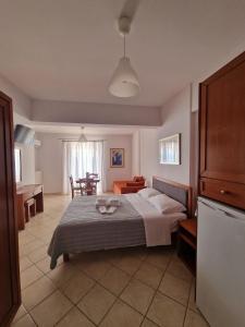 a hotel room with a bed and a kitchen at Porto Xronia in Khrónia