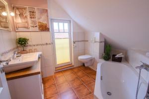Koupelna v ubytování Gemütliche Wohnung in Bracht mit Terrasse und Garten
