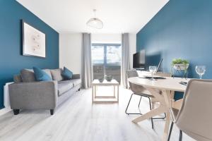 sala de estar con sofá y mesa en Lovely 1 Bed Apartment Nightingale Quarter Derby en Derby