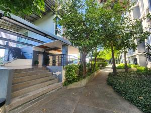 Zahrada ubytování Family Suit 2 Bedrooms 2 Bathrooms in Chiang Mai