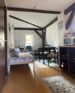 uma sala de estar com uma cama e uma mesa em Lichtenštejnské domky em Lednice