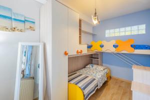a childs bedroom with a bed and a shelf at Mare sole mountain bike -citra 0328 in Finale Ligure