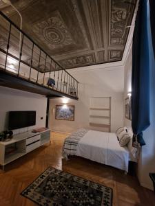 una camera con letto e soppalco di Residenza Allegra a Genova