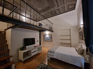 una camera con un grande letto e una scala di Residenza Allegra a Genova