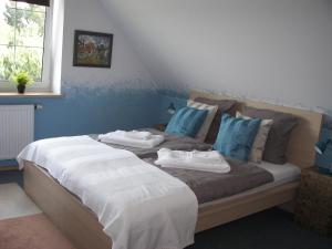 1 cama con sábanas azules y blancas y almohadas azules en Apartment Sunline, en Sulmin