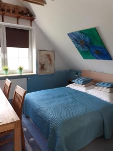 1 dormitorio con 2 camas, mesa y ventana en Apartment Sunline, en Sulmin