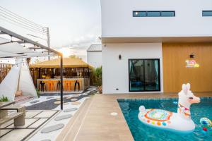 Gallery image of BoHome Pool Villa Cha-am in Ban Sa