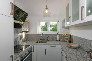 Η κουζίνα ή μικρή κουζίνα στο Haus See- und Säntisblick "OG"