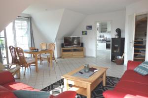 ein Wohnzimmer mit Sofa und Tisch in der Unterkunft Mina in Fehmarn