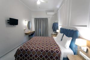 Televízia a/alebo spoločenská miestnosť v ubytovaní Paradise Hotel