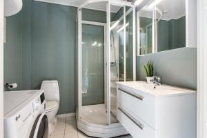 ein Bad mit einer Dusche, einem WC und einem Waschbecken in der Unterkunft Ferienwohnung für 2 Personen ca 35 m in Haugesund, Südnorwegen in Haugesund