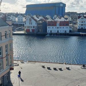 Blick auf eine Stadt mit Fluss und Gebäuden in der Unterkunft Ferienwohnung für 2 Personen ca 35 m in Haugesund, Südnorwegen in Haugesund