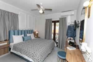 帕爾加的住宿－天堂酒店，一间卧室配有一张床和吊扇