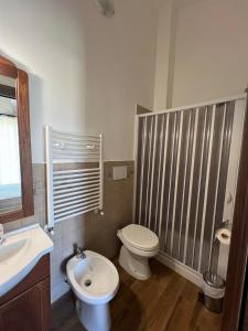 un bagno con un water e un lavandino di Villa Arianna a Cori