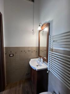 un bagno con lavandino, specchio e WC di Villa Arianna a Cori Altre 24 foto