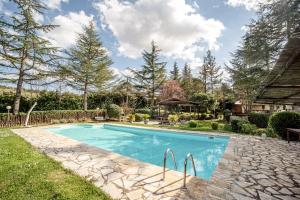 una piscina en el patio de una casa en Glicine ad Antico Casale '700, en Umbertide