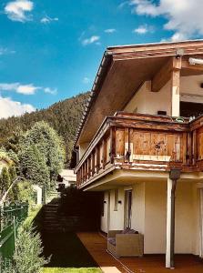 uma casa com uma varanda ao lado em Ferienhaus in Seefeld In Tirol mit Großer Terrasse em Seefeld no Tirol