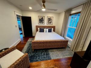 a bedroom with a bed and a couch at Nashville Fatherland Cottage in Nashville