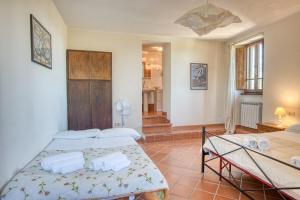 Un dormitorio con dos camas individuales y un baño. en Girasole ad Antico Casale '700, en Umbertide