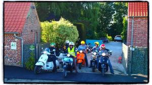 een groep mensen op motorfietsen geparkeerd naast een poort bij Schön renoviertes Ferienhaus für acht Personen in idyllischer Lage, mit Terrasse und Garten in Ellezelles