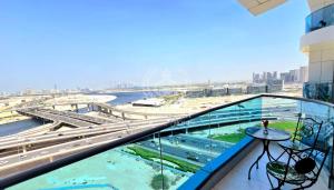 einen Balkon mit Blick auf den Fluss und die Autobahn in der Unterkunft Royalton - Vibrant Cityscape 1BR Next to Business Bay Canal in Dubai