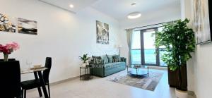 ein Wohnzimmer mit einem Sofa und einem Tisch in der Unterkunft Royalton - Vibrant Cityscape 1BR Next to Business Bay Canal in Dubai